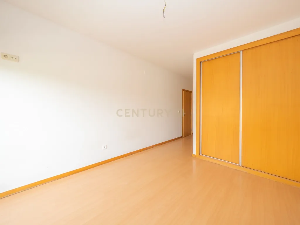 Apartamento T3 com Duas Varandas, Garagem Box e Lugar de estacionamento na Vila Serena, Pinhal Novo - Image 23