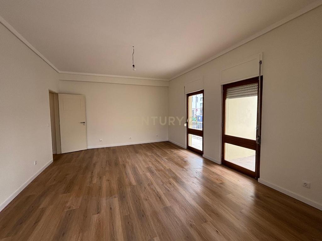 T3+1 Remodelado totalmente com excelentes áreas na carismática e tradicional zona da Estrela - Image 2