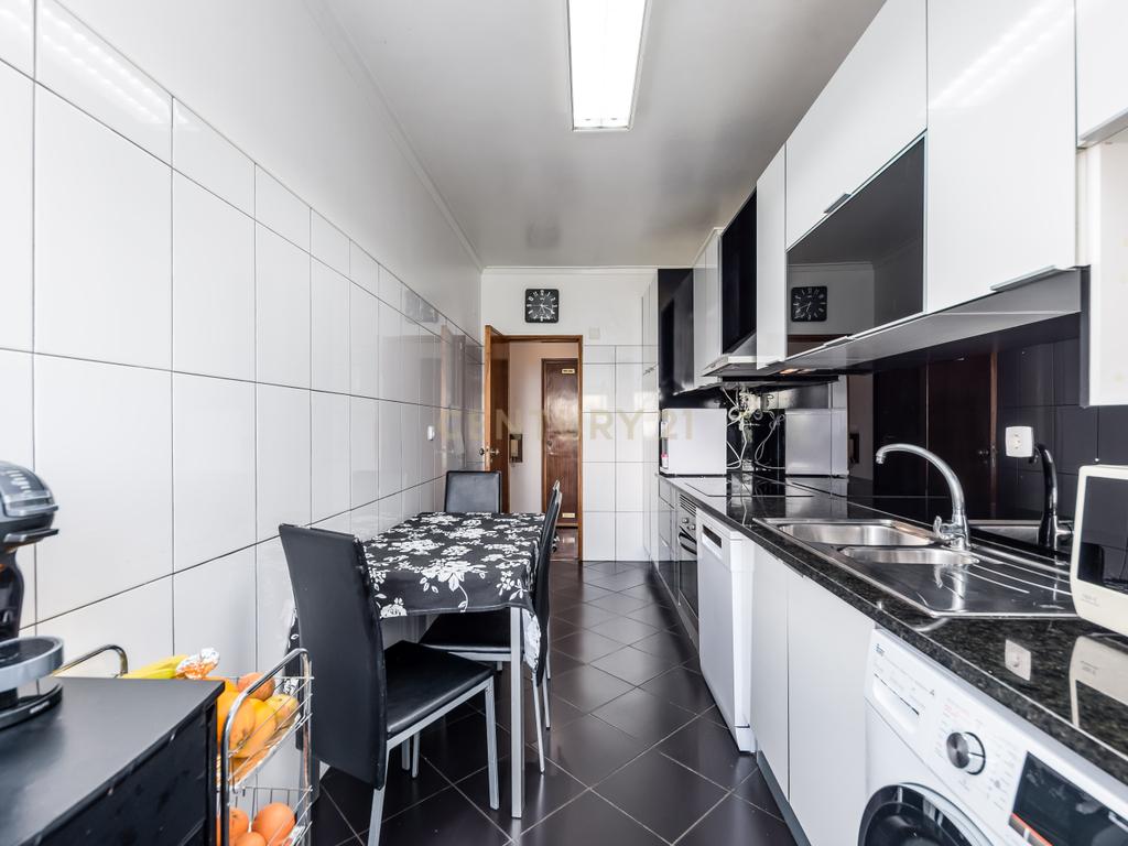 Apartamento Renovado T3 na Amadora - Image 2