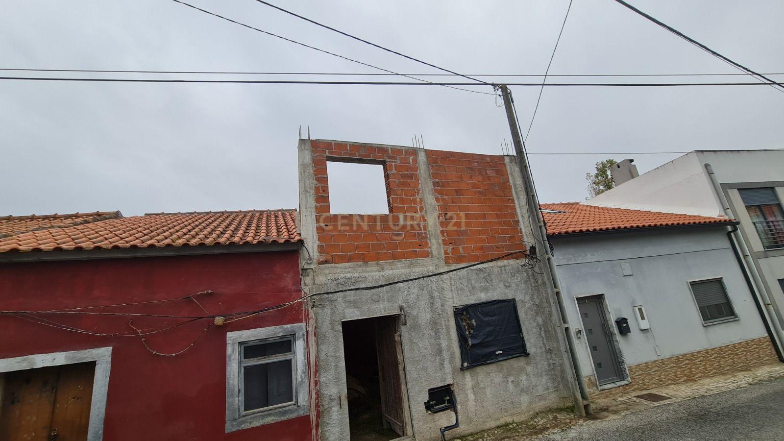 Fotografia 7 de Terreno com Construção de 48m² no Cartaxo – Excelente Oportunidade com Potencial