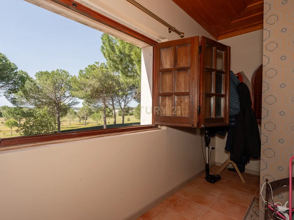 Fabulosa Quinta com lote de terreno de 22.381 m2, onde se encontra inserida uma moradia composta por dois pisos, com uma área bruta de 623 m2, uma área útil de 304 m2 e uma área bruta dependente de 319 m2, localizada em Santo Isidro de Pegões, na zona de Pegões, a pouca distância das belas praias de Setúbal. - Image 39