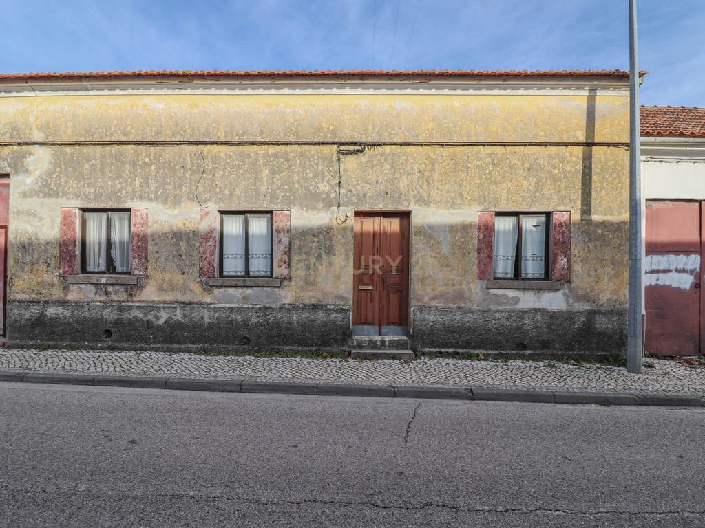 Moradia Tradicional T2 com terreno para reabilitar no centro do Paião, Figueira da Foz - Image 1