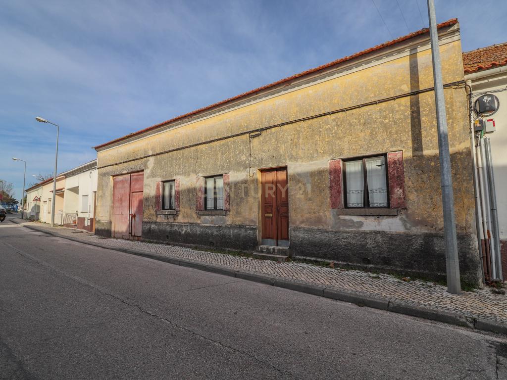 Moradia Tradicional T2 com terreno para reabilitar no centro do Paião, Figueira da Foz - Image 2