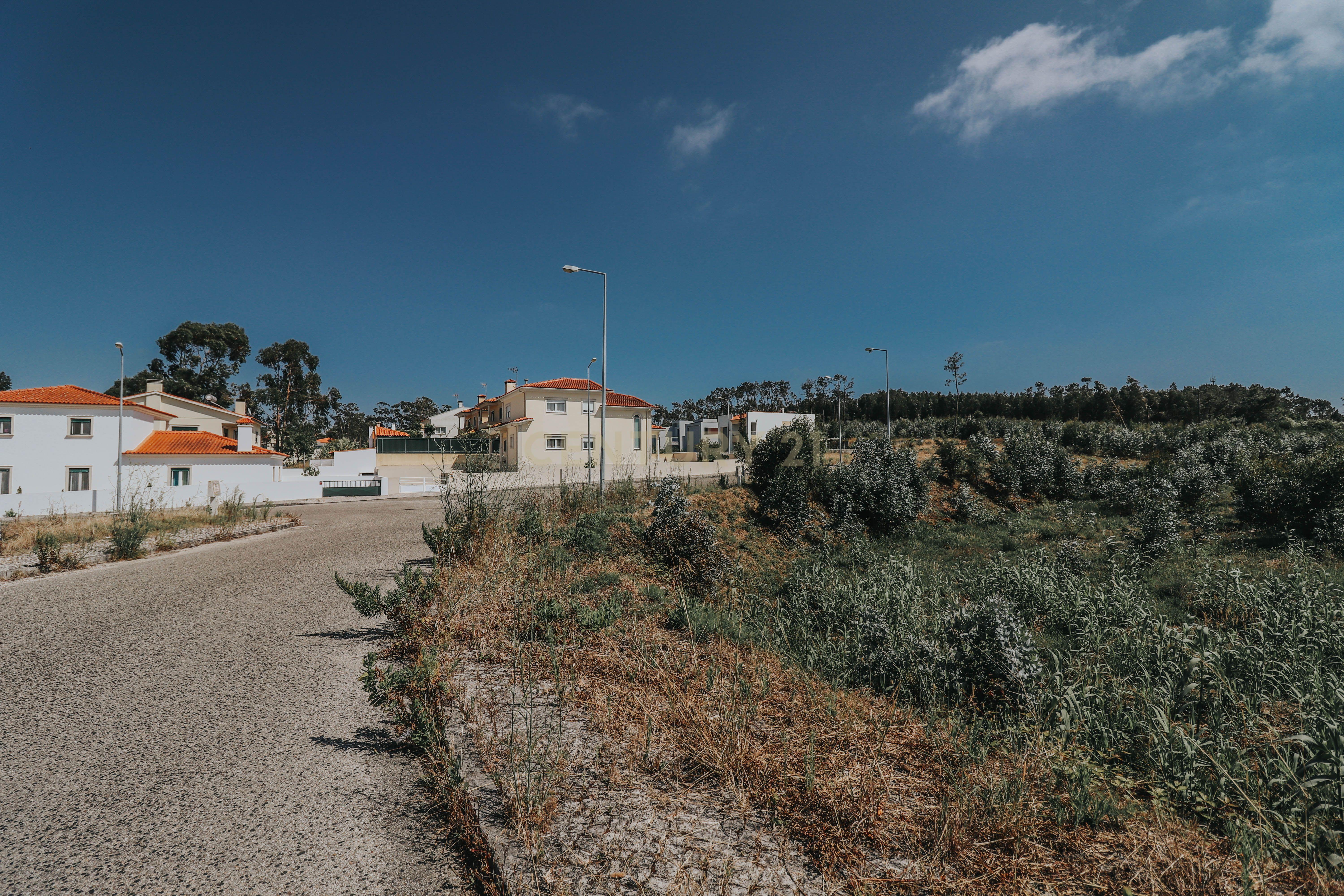 Terreno com capacidade de construção de uma ou várias moradias - Image 3
