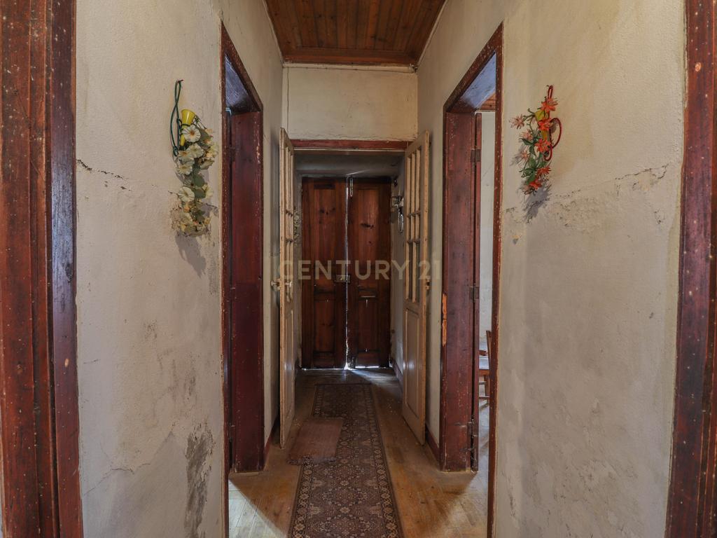 Moradia Tradicional T2 com terreno para reabilitar no centro do Paião, Figueira da Foz - Image 9