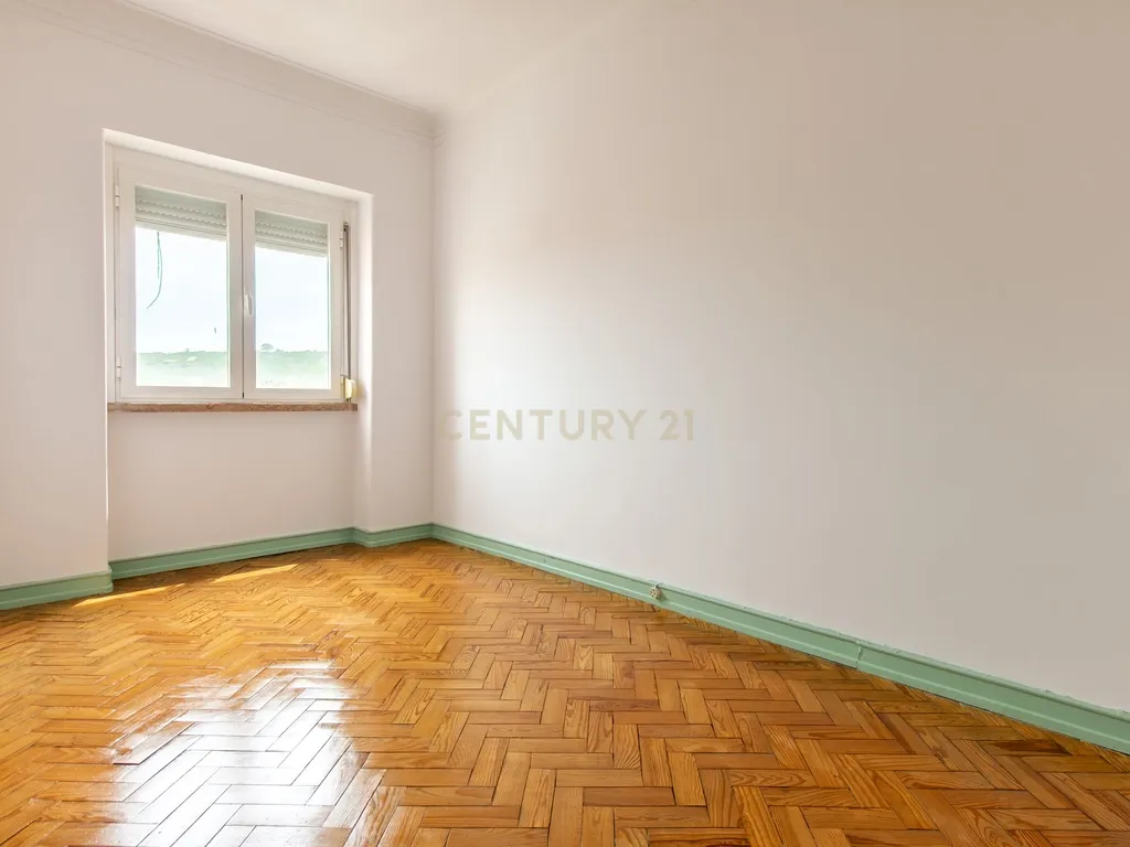 T1 | 65 m² | Luminosidade e excelente localização em Benfica - Image 4
