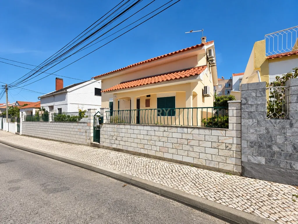Encantadora moradia independente no centro da Quinta do Conde, com jardim, garagem e anexos, perto de todas as comodidades - Image 1
