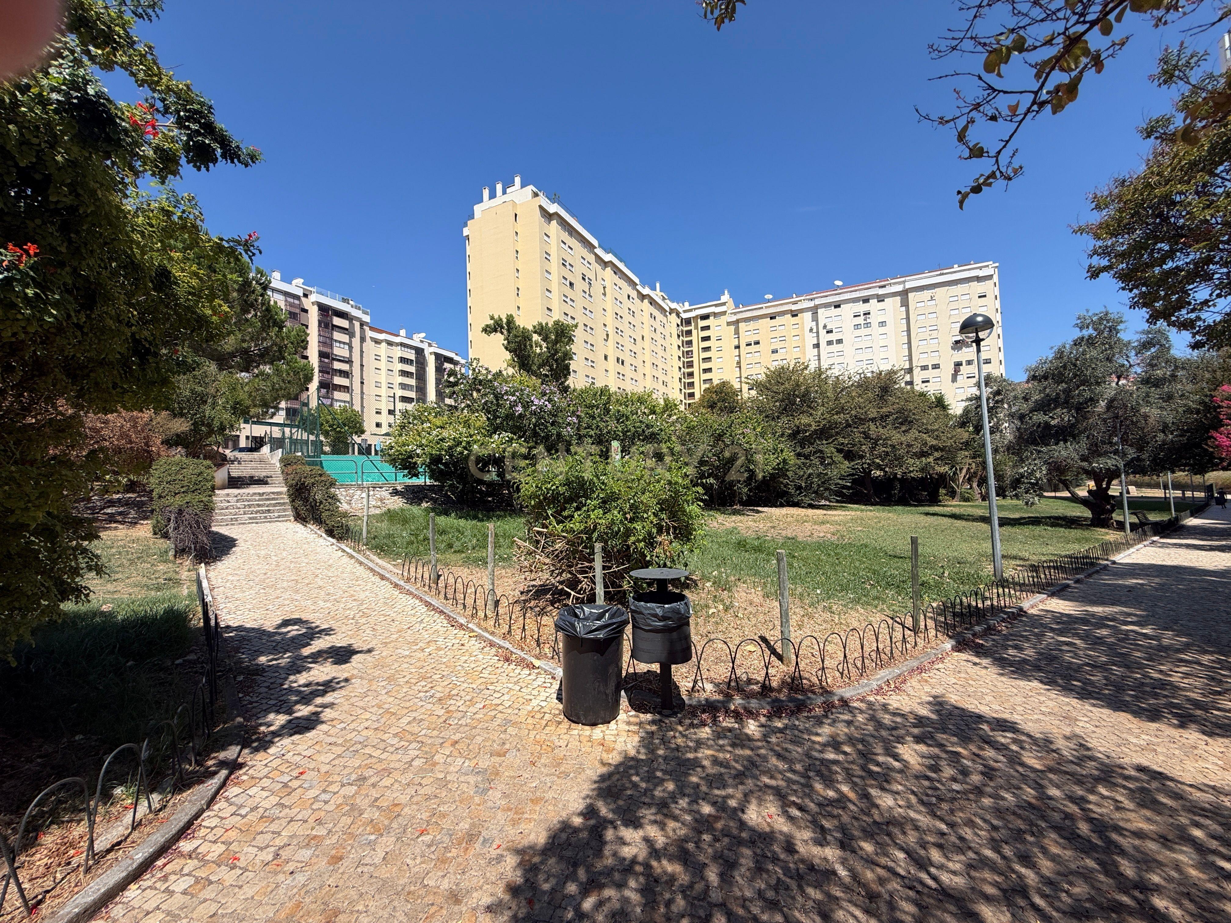 Fotografia 6 de Apartamento T2 moderno com lugar de garagem, Quinta do Património (Sacavém)