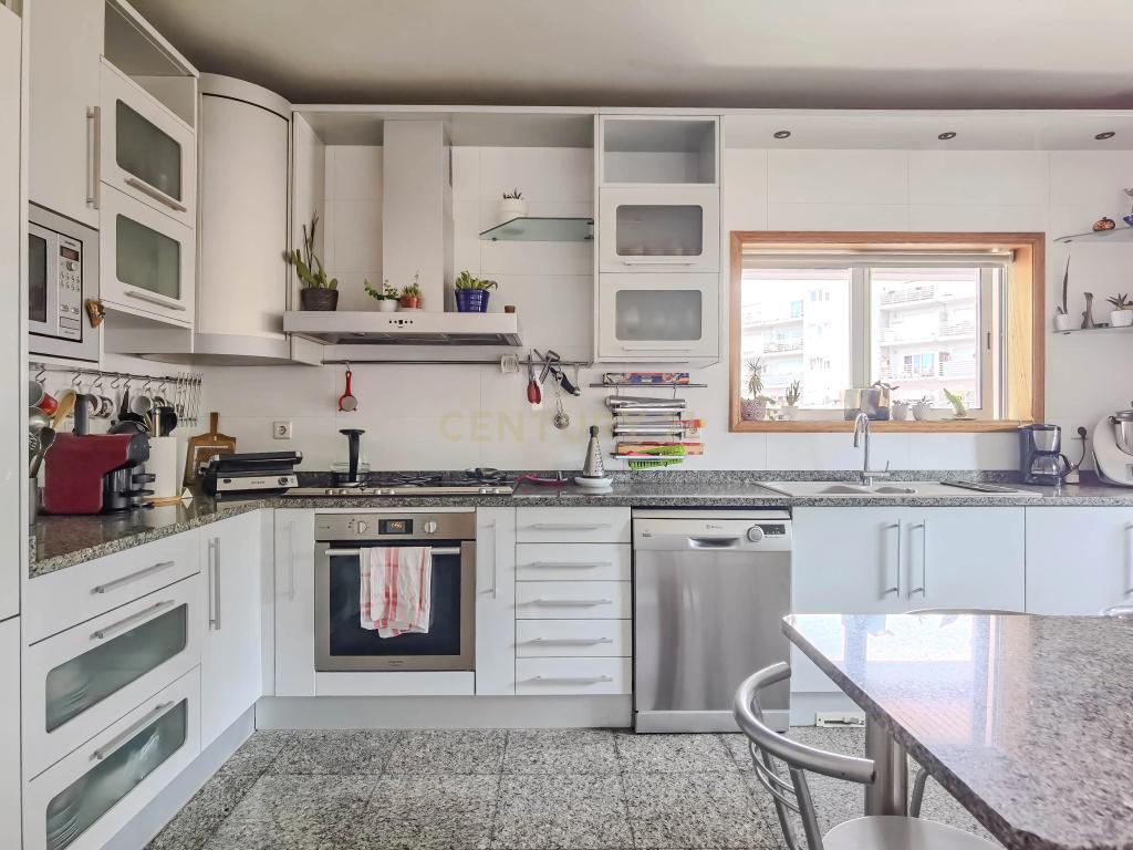 Moradia T4 de 4 Frentes com Jardim, Cozinha Regional e Garagem – Custoias, Matosinhos - Image 5
