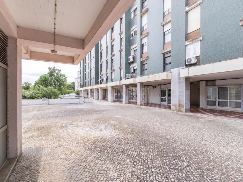 Apartamento T4 com Boas Áreas - Prt Av. Cidade Lourenço Marques - Olivais - Image 25