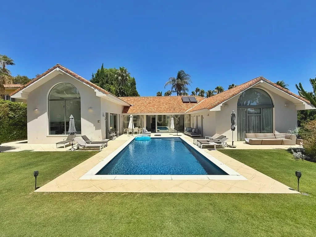 Elegante moradia mediterrânea de cinco quartos com vista para o prestigiado campo de golfe Valderrama, em Sotogrande Alto - Image 42