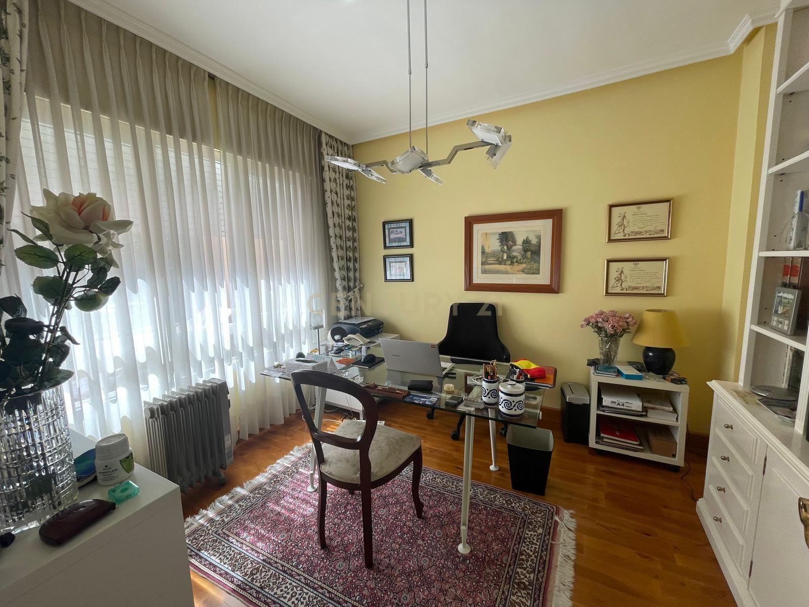 Luxuosa Moradia Renovada em Madrid com Vista para a Cidade - Image 13