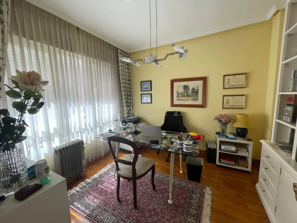 Luxuosa Moradia Renovada em Madrid com Vista para a Cidade - Image 13