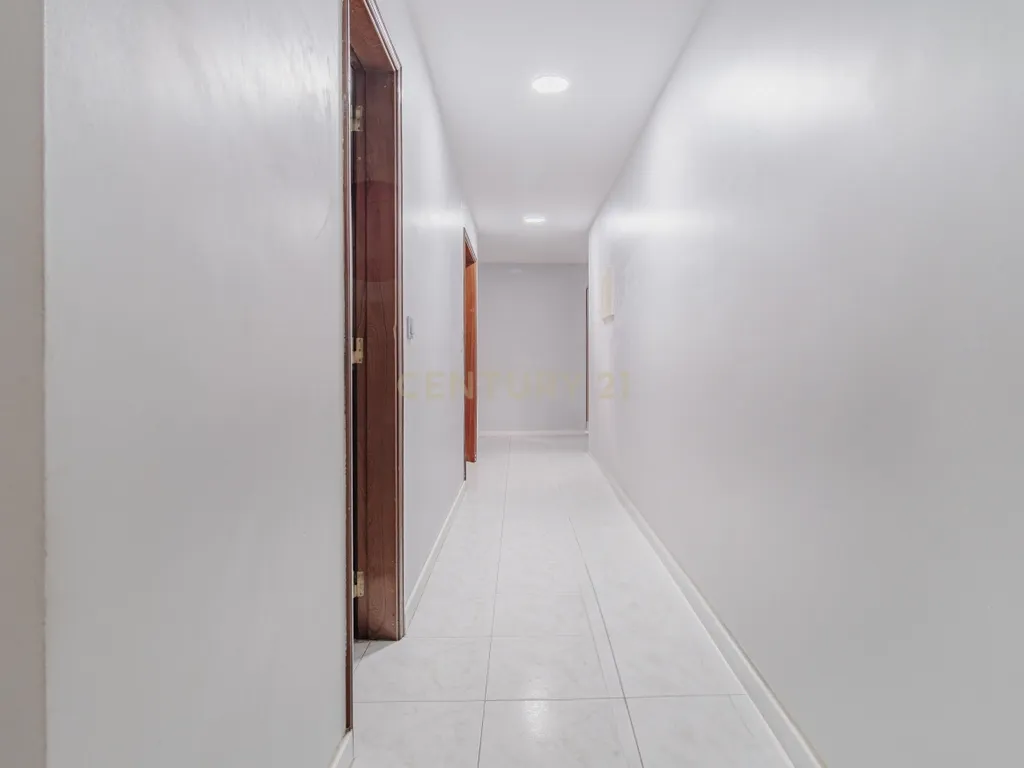 Apartamento T2 com Varandas em Vale do Cobro - Image 10
