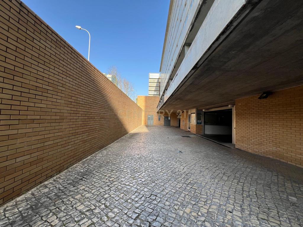 Viva com Tranquilidade em Lisboa a 150m do Parque Oeste – T1 Lumiar com Parqueamento e Arrecadação  - Image 29
