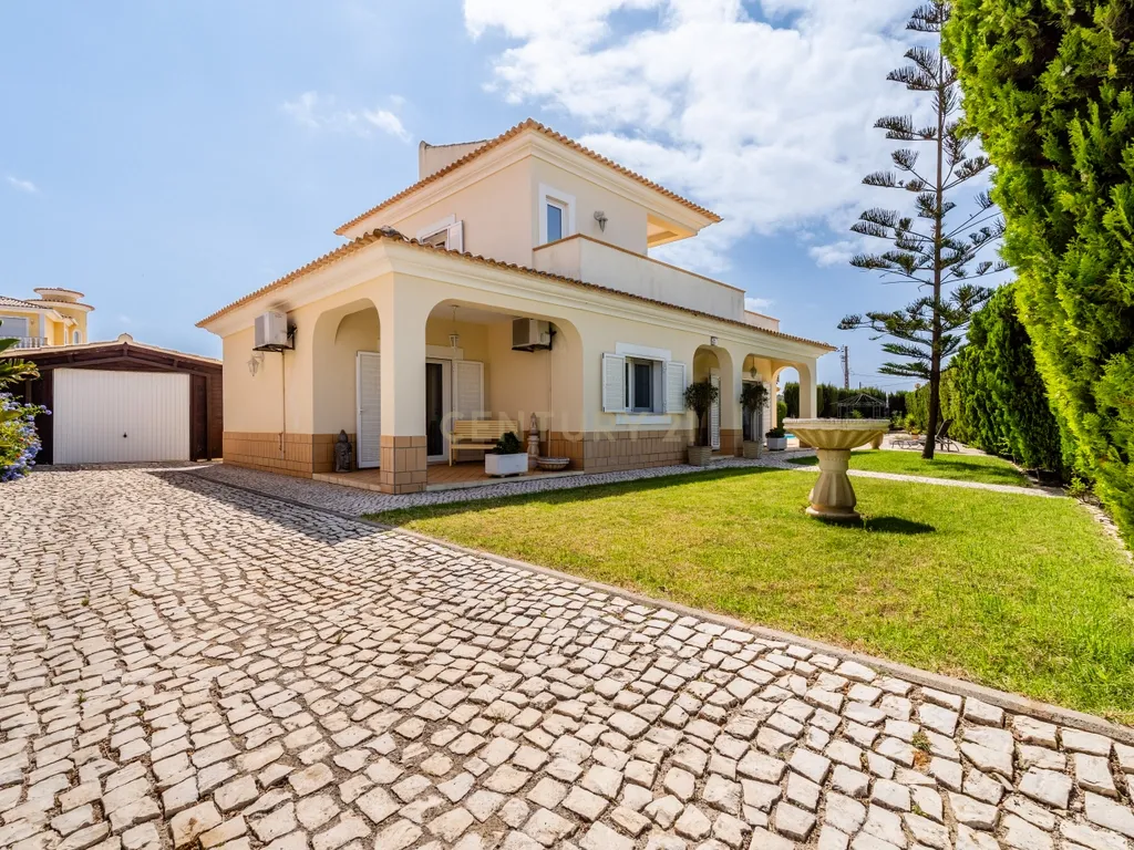 Moradia Independente T3, com Piscina e Amplo Espaço Exterior, em Algoz. - Image 2