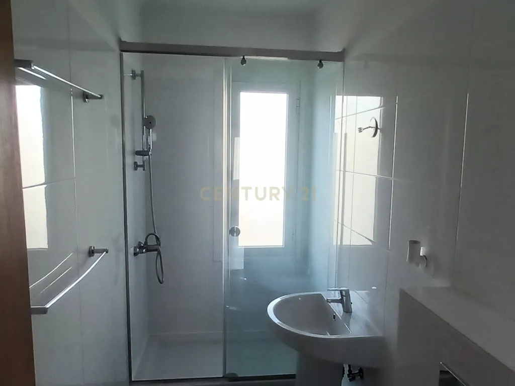 Apartamento T3 em Santo António dos Cavaleiros – Arrendamento - Image 17