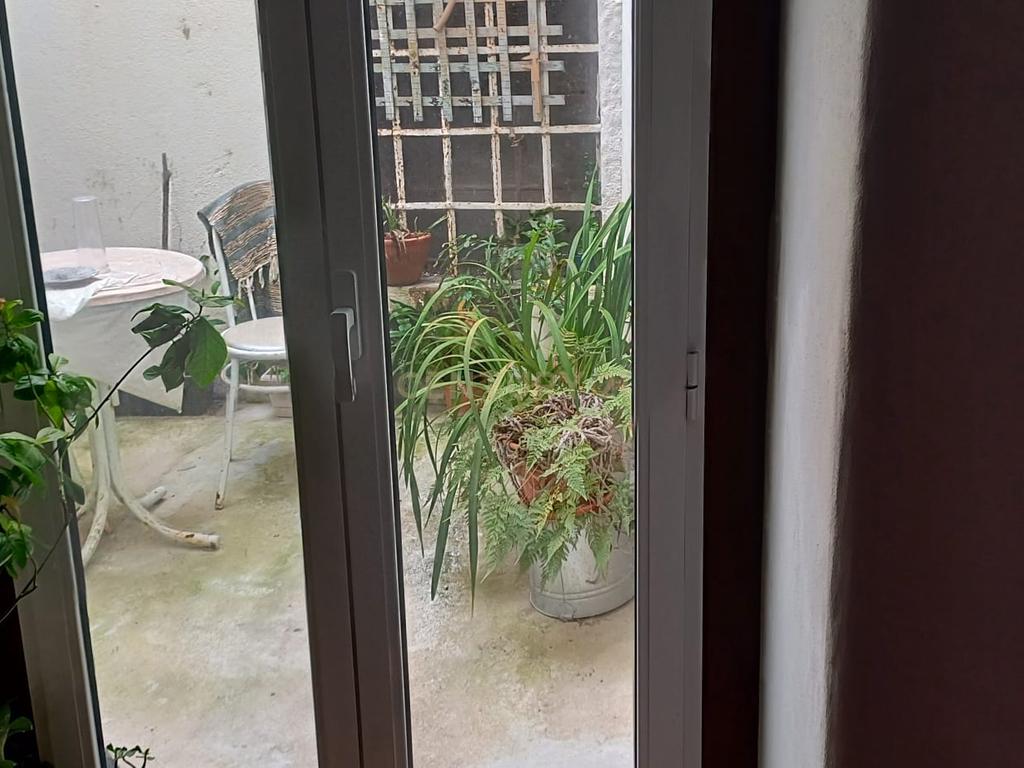Loja Espaçosa em Santarém com Pátio e Escritório - Image 5