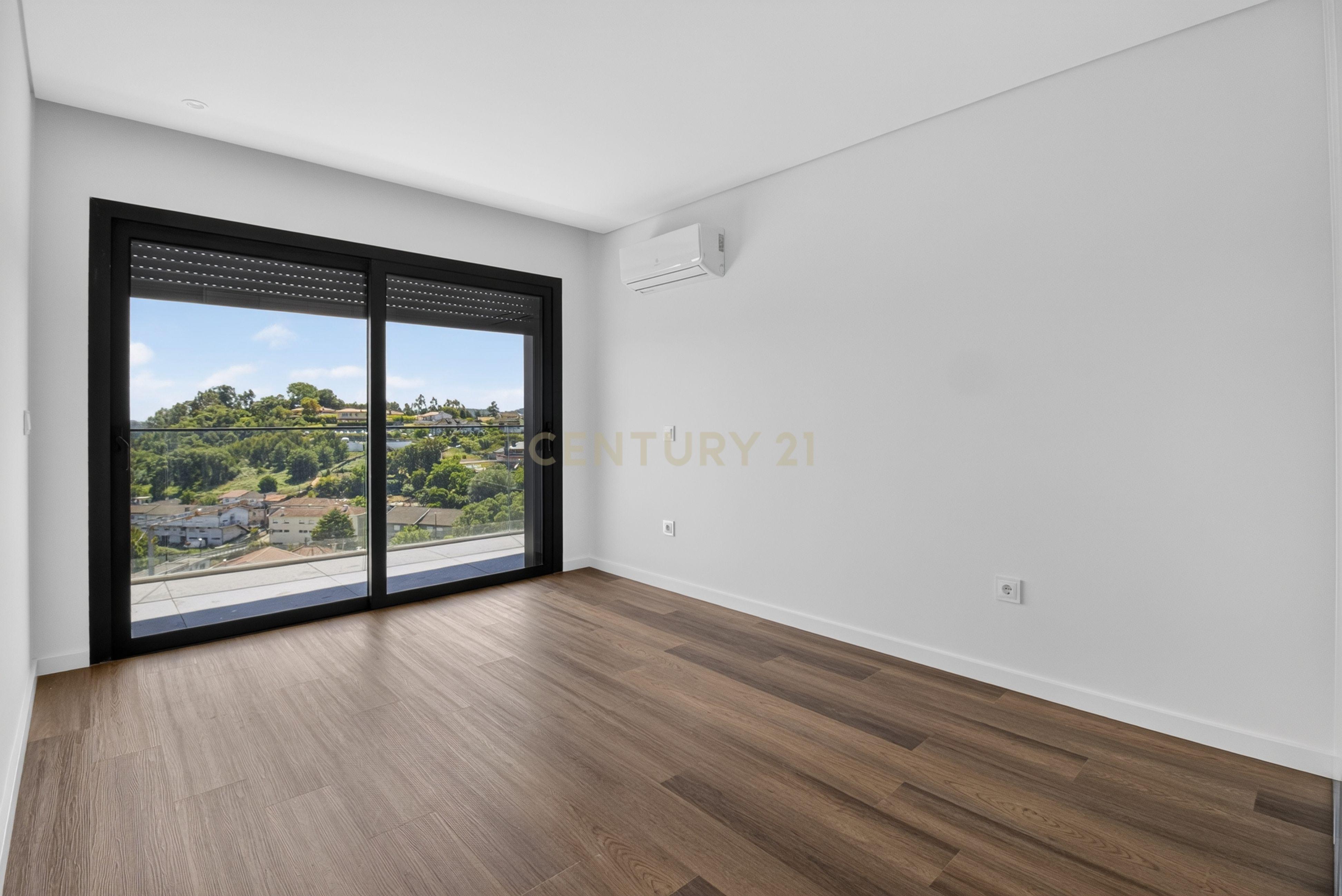 Fotografia 8 de T3 Novo em Ferreiros, Braga | Suíte com Closet + 2 Quartos com Closet e Varanda Panorâmica