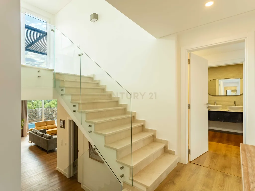 Moradia V4 isolada de arquitetura contemporânea com piscina, com vista para Serra da Arrábida - Image 22