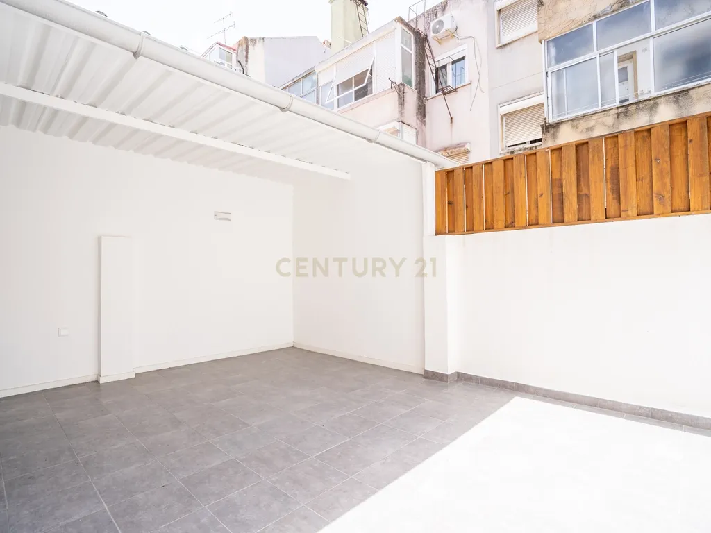 Apartamento Remodelado em Moscavide, Loures - 2 Quartos com Terraço - Image 1