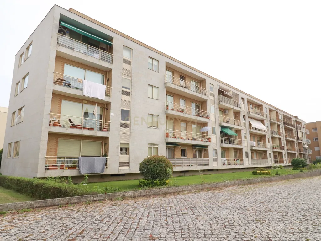Apartamento T3 Caulinos, 2 Lugares de Garagem e Arrumos - Image 8