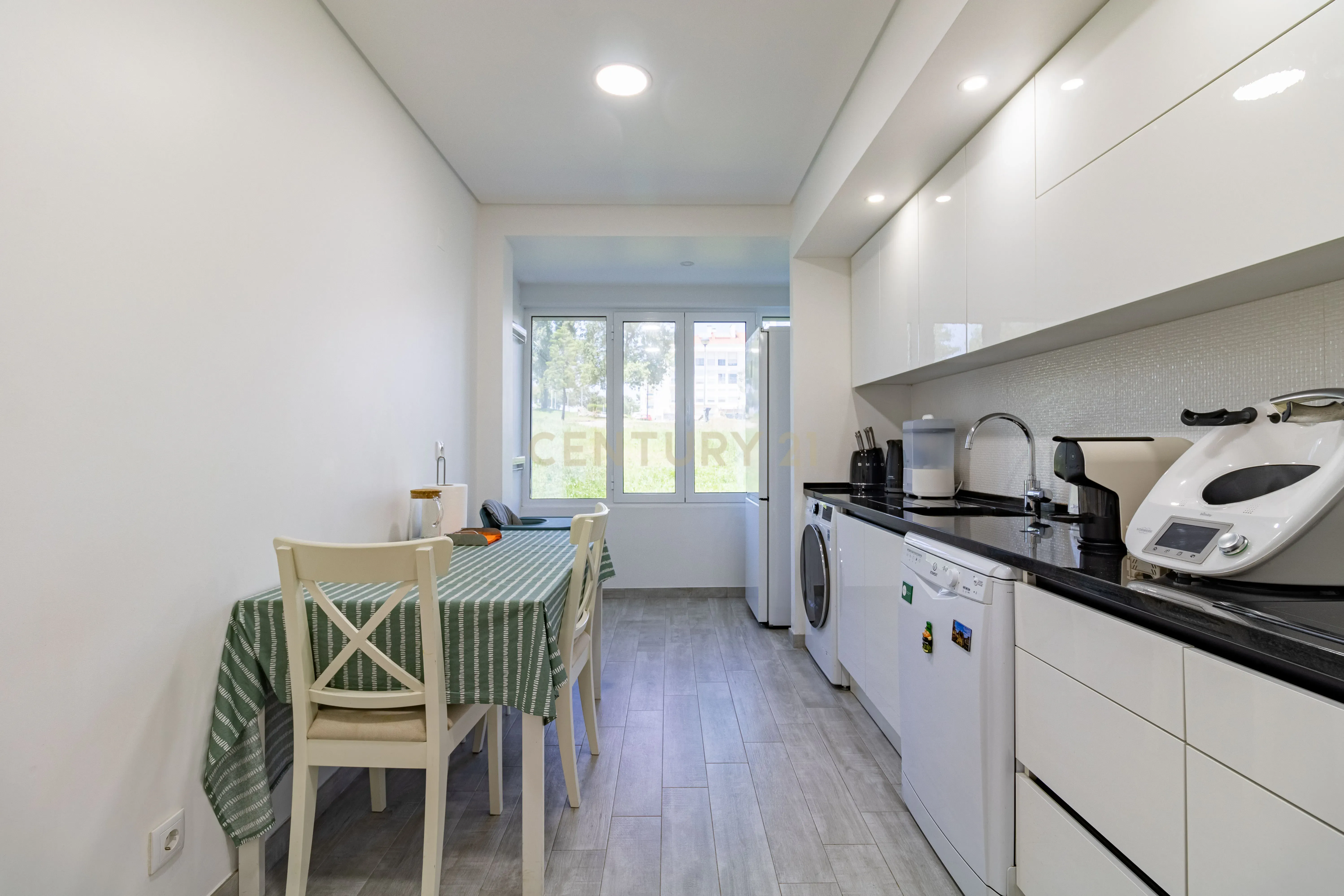 Apartamento T2 Renovado para arrendar - Moinhos da Funcheira - Amadora - Image 3