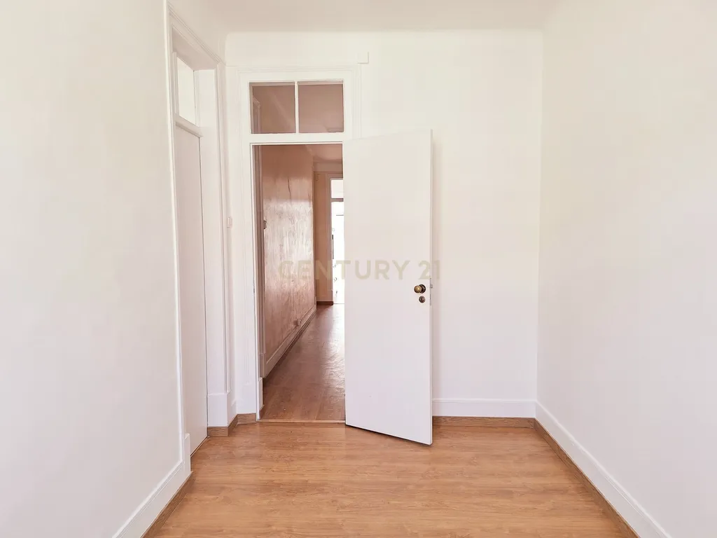 Apartamento T3+2 para Arrendamento em Campolide - Image 4