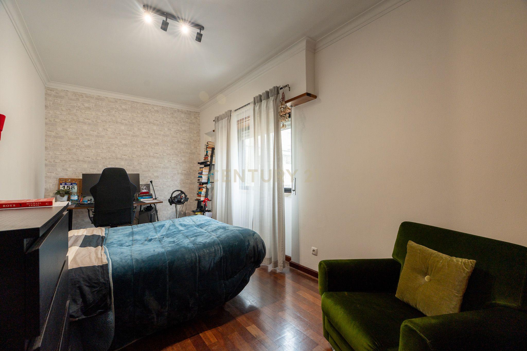 Apartamento T3 com garagem para 2 viaturas Monte Abraão - Image 23
