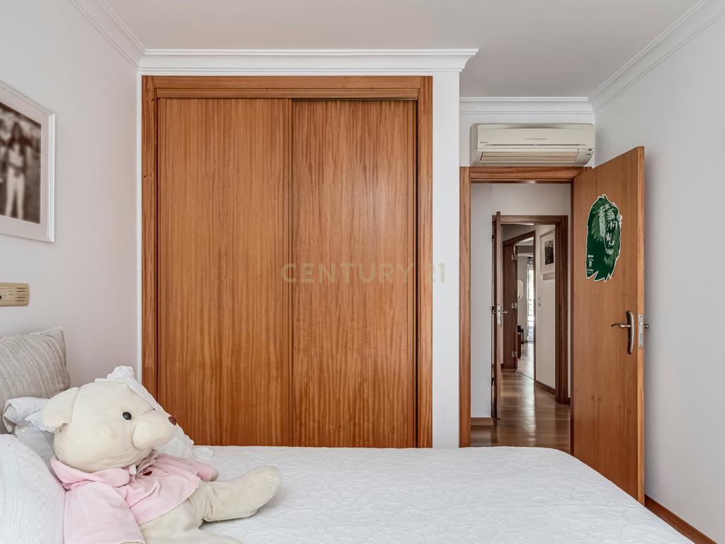 Apartamento T4 em Alfragide com Vista e Excelentes Acabamentos - Image 20