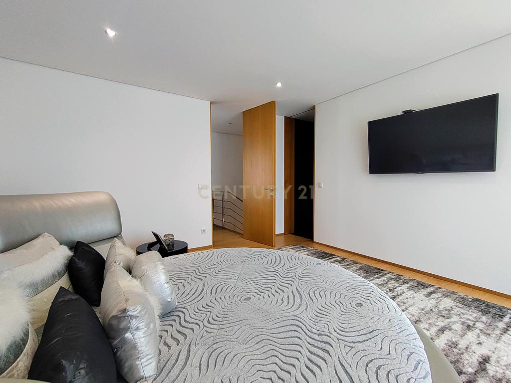 Moradia T4 Moderna com Piscina e Jardim – Touguinha - Image 22