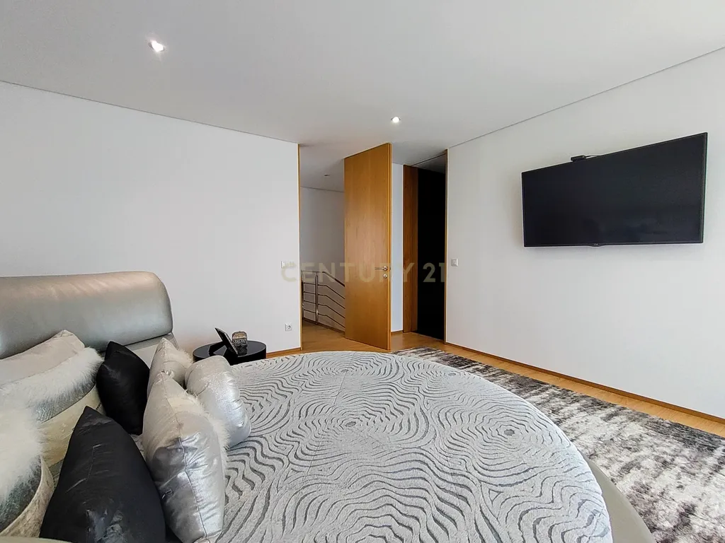Moradia T4 Moderna com Piscina e Jardim – Touguinha - Image 22