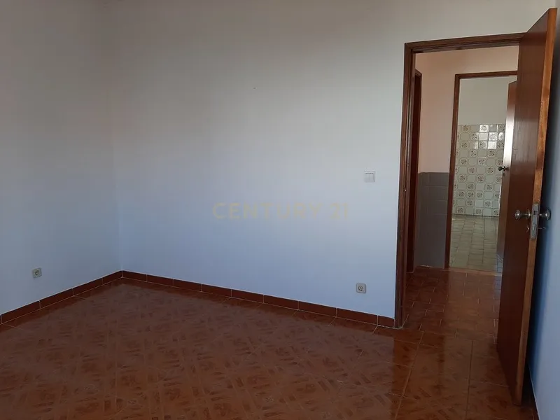 Andar de Moradia T2 com Logradouro e Garagem, na Quinta do Conde - Image 13