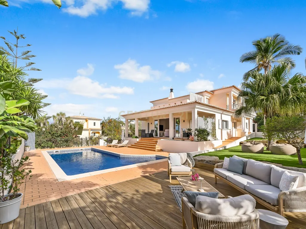 Moradia T4 em Ferragudo, próxima a praias, com Piscina aquecida, Bar e Lounge Exterior - Image 1