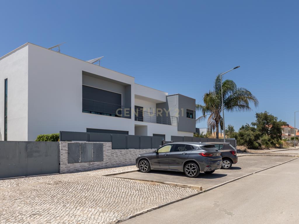 🌳 Moradia T4 Isolada com Jardim e Terraço na Quinta da Serralheira 🌞 - Image 2