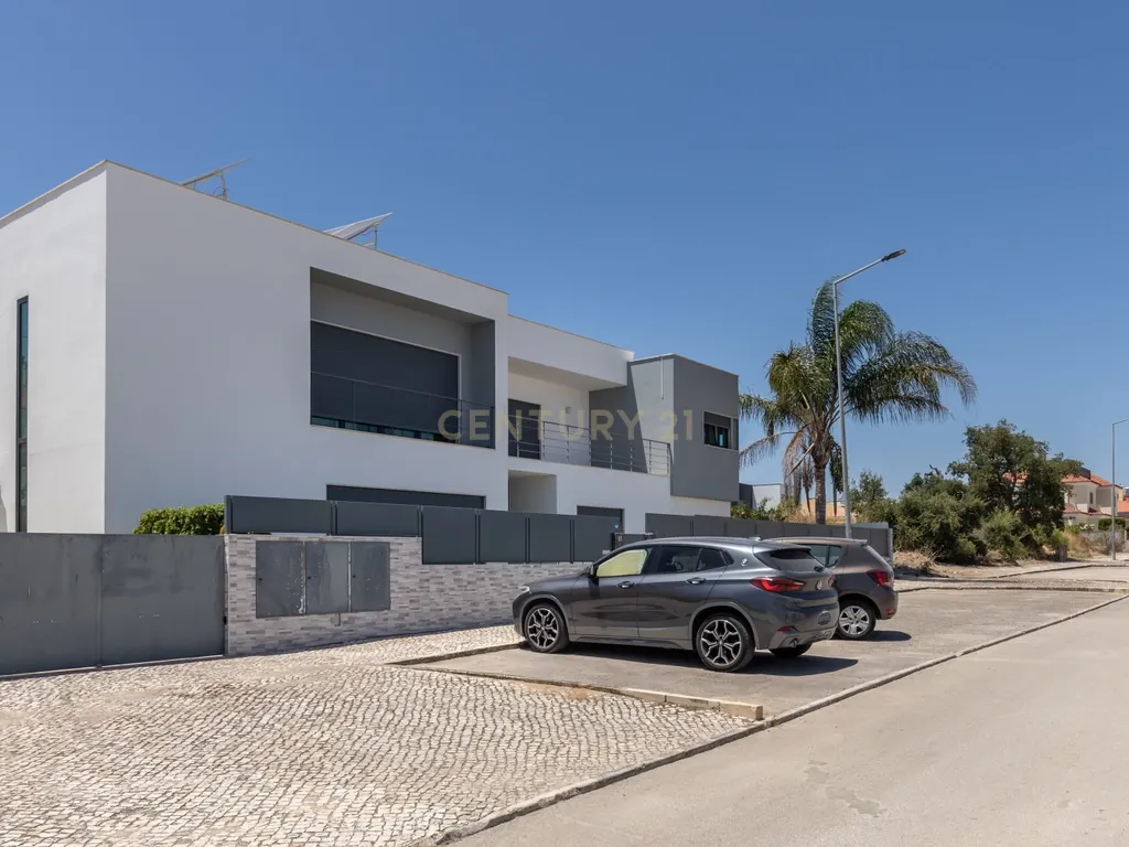 🌳 Moradia T4 Isolada com Jardim e Terraço na Quinta da Serralheira 🌞 - Image 2
