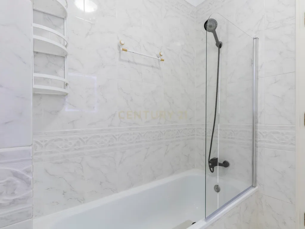 Espaçoso T3 na Sobreda com 2 Casas de Banho e Varandas - Image 3