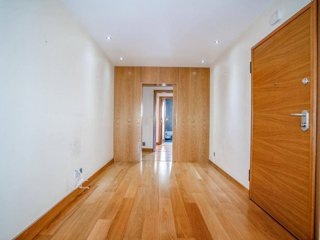 Apartamento T4 Premium com Terraço na Avenida da Independência - Image 38