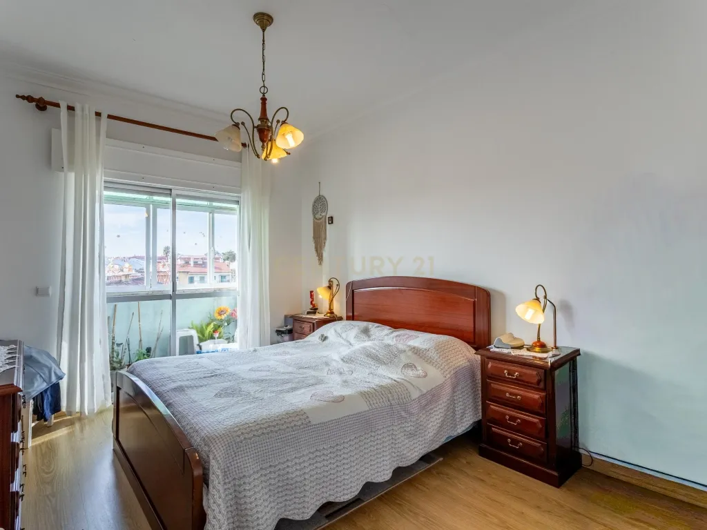 Apartamento T3 com garagem Box em Algueirão Mem Martins - Image 11