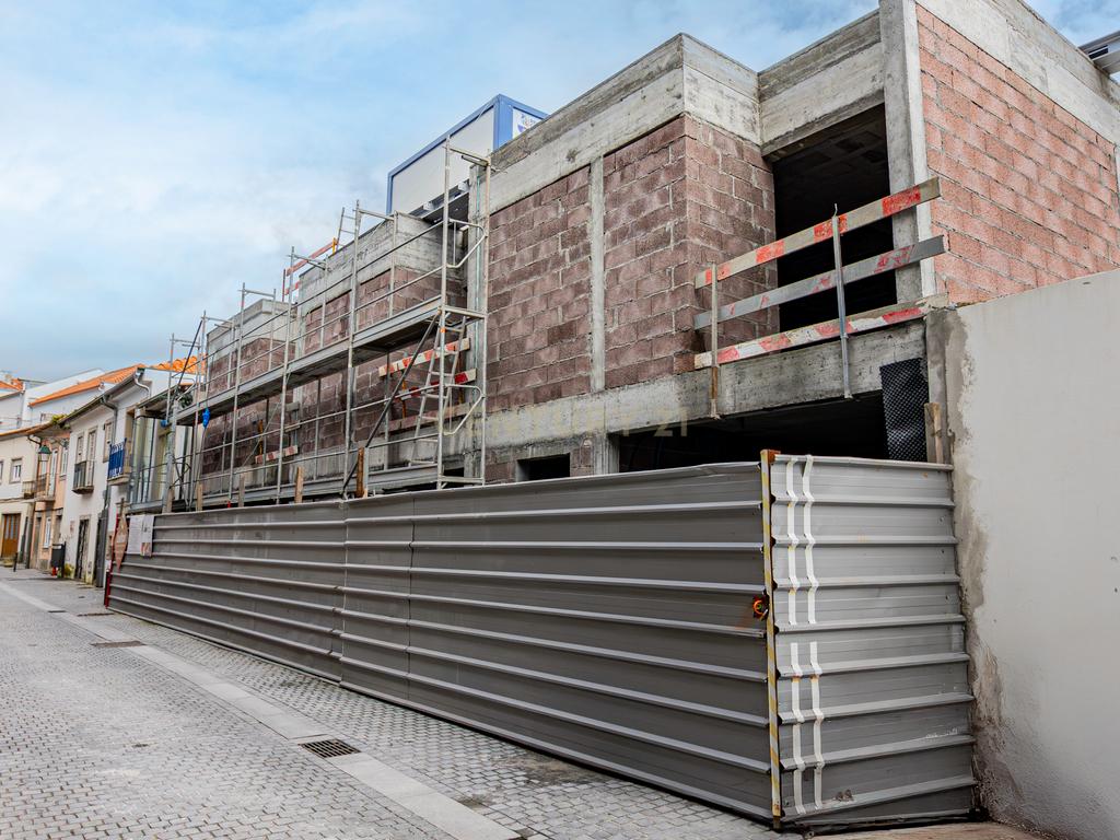 Apartamento T2 novo com varanda no centro histórico de Viana - Image 8