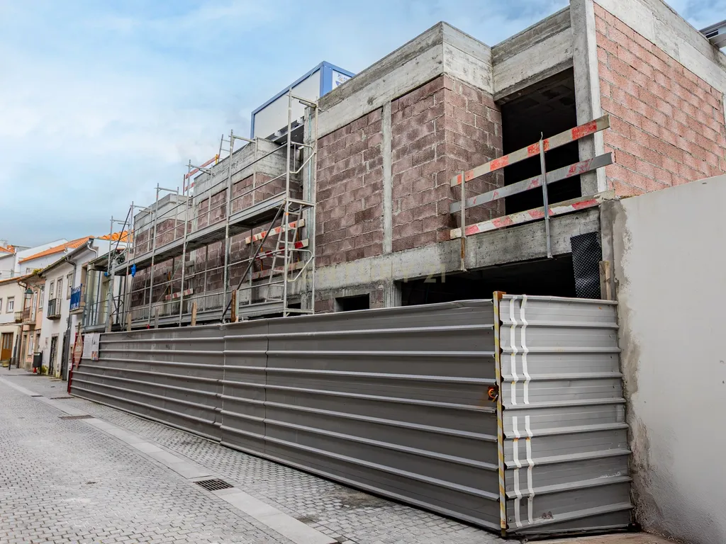 Apartamento T2 novo com varanda no centro histórico de Viana - Image 8