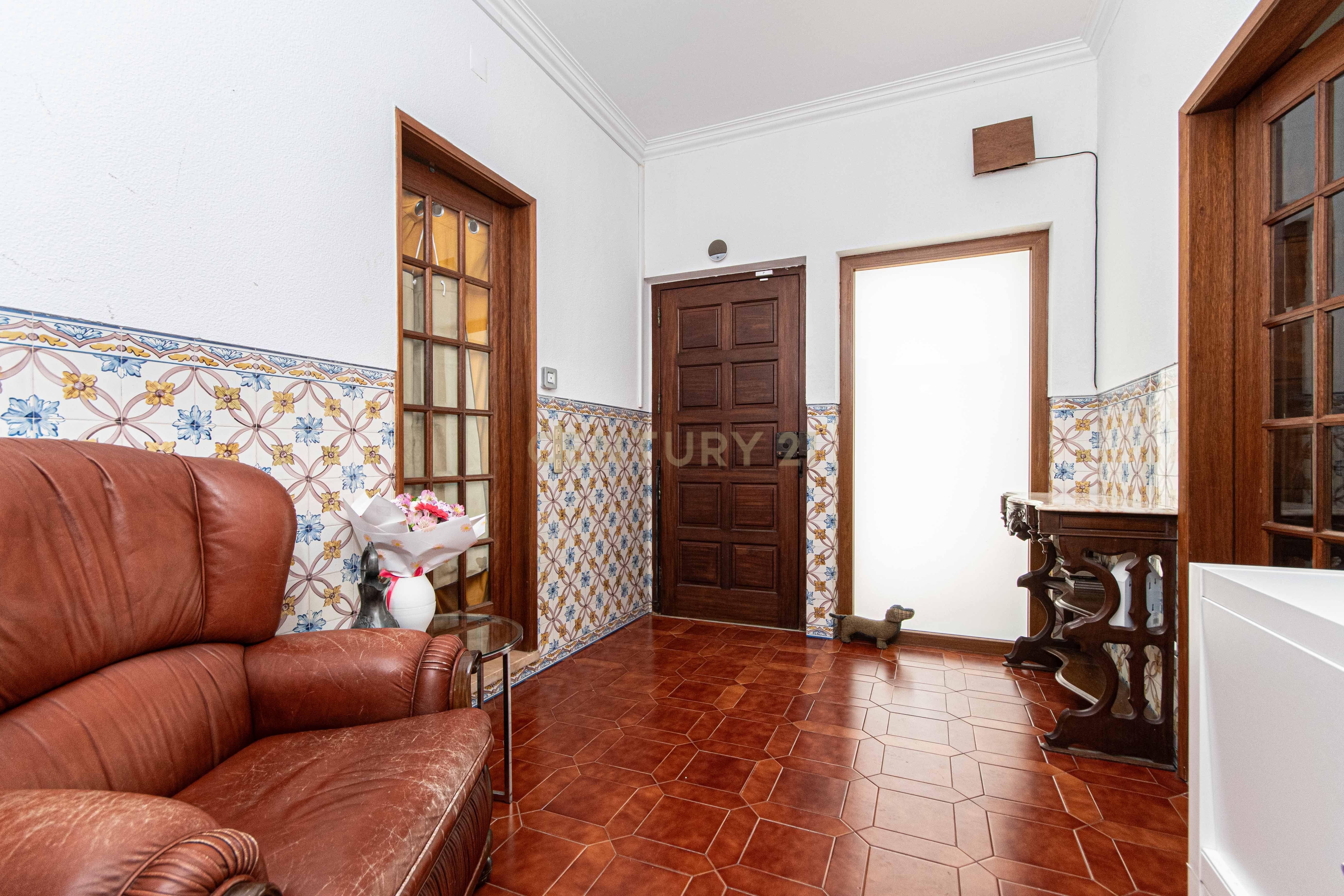 Moradia T6 no centro do Montijo com jardim e garagem - Image 18
