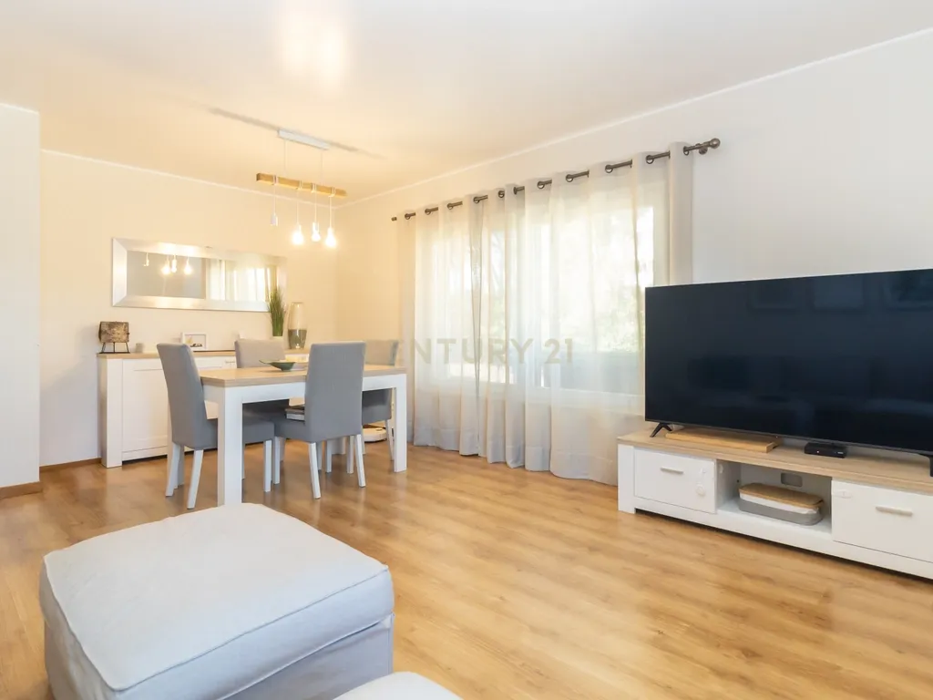 T3 com 125 m² | Quinta de São Macário | Suíte, Varanda e Arrecadação - Image 2