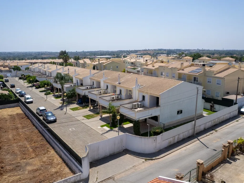 Moradia de Canto T2+2 com jardim em Condomínio Privado com Piscina – Ferreiras, Albufeira - Image 30
