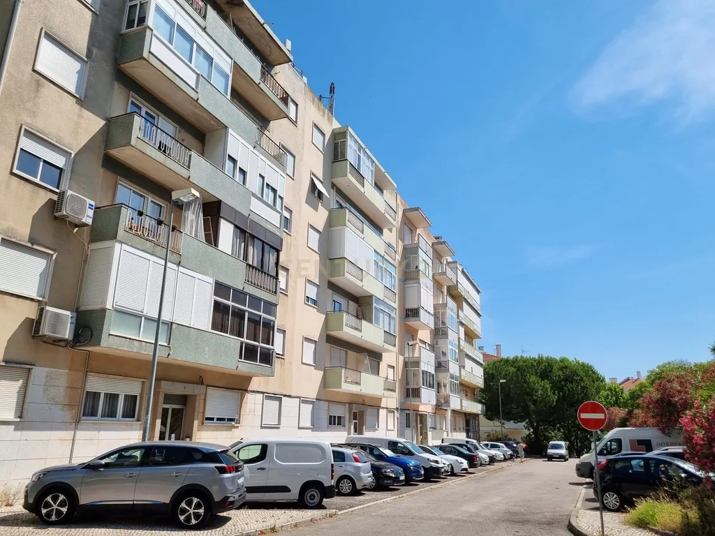 Apartamento Renovado T3 em Benfica, Lisboa - Image 1