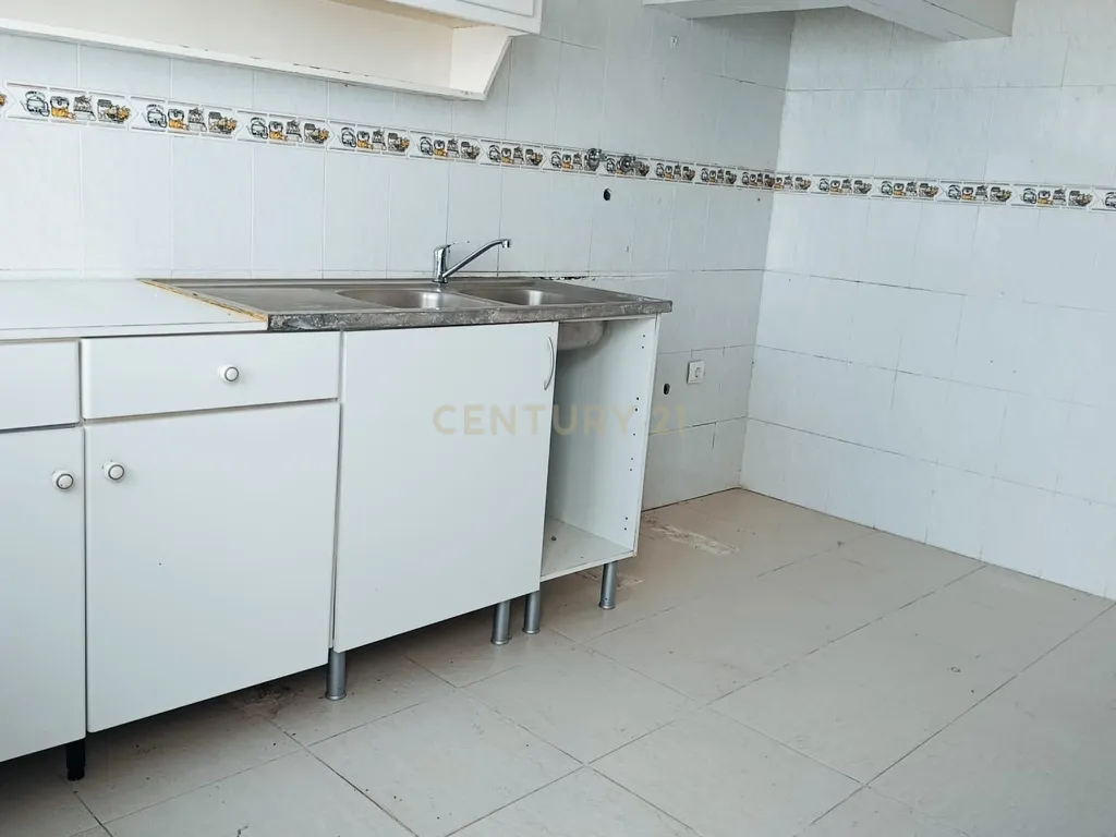 Quinta 8000m2 com 4 Moradias T2 e T3 - Image 8
