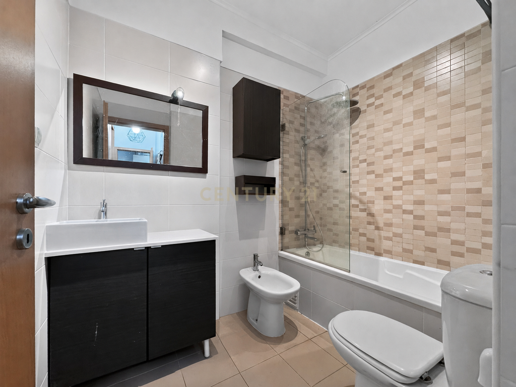 Apartamento T2 com Terraço de 37 m² na Urbanização do Bom Retiro - Image 13