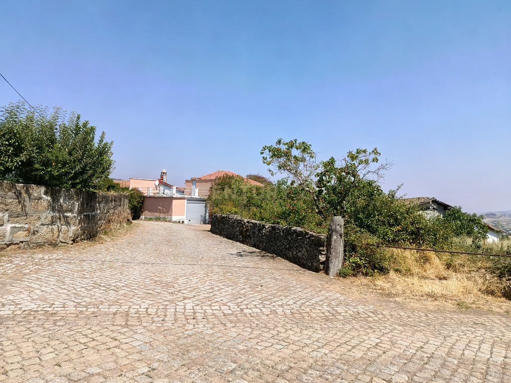 Espetacular Moradia com Terreno e Anexos em Rebordãos e Vista Panorâmica em Bragança - Image 4
