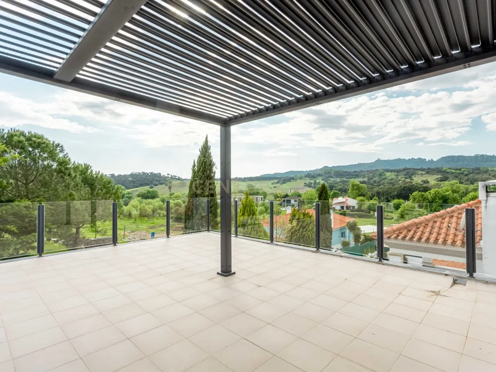 Moradia V4 isolada de arquitetura contemporânea com piscina, com vista para Serra da Arrábida - Image 20