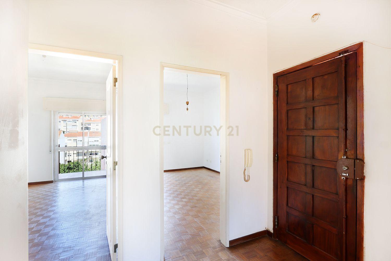 Fotografia 11 de Apartamento T2 com excelente localização entre Mercês e Mem Martins.